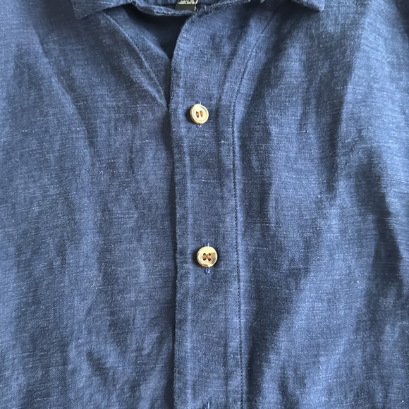 Banana Republic Men’s size large button shirt. 47% linen, 43% rayon, 10% nylon. - Picture 3 of 5